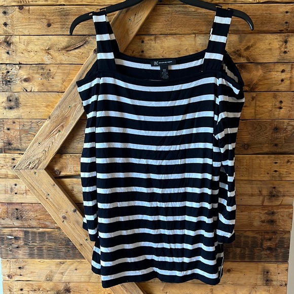 NWT INTERNATIONAL CONCEPTS black and white striped cold shoulder top - Picture 1 of 7